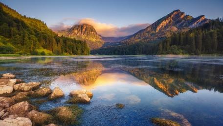 Tranquil Mountain Lake at Dawn wallpaper