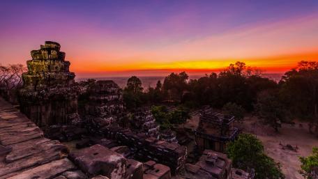 Sunset Over Ancient Ruins in Nature's Embrace wallpaper