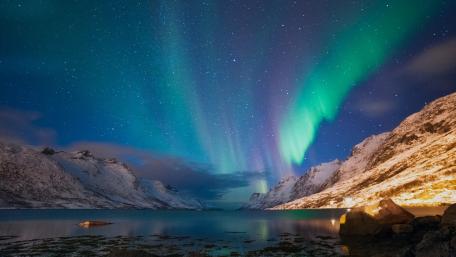Northern Lights Over Serene Mountain Lake Scene wallpaper