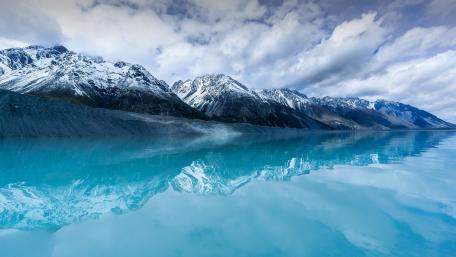 Serene Mountain Reflection on Crystal Clear Water wallpaper