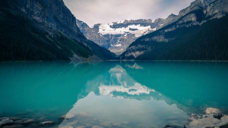 Tranquil Glimpse of Majestic Mountains wallpaper