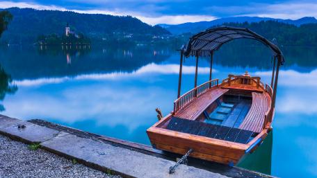 Tranquil Lakeside Serenity for Nature Lovers wallpaper