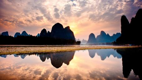 Serene Landscape of Mountains and Water Reflection wallpaper