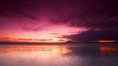 Stunning Sunset Over Tranquil Waters wallpaper