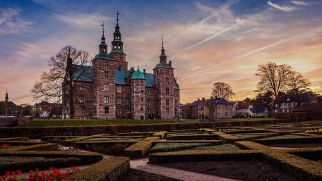 Majestic Castle with Lush Gardens at Sunset wallpaper