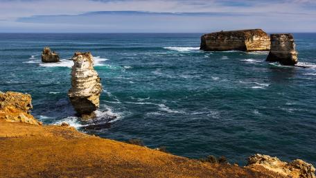 Majestic Coastal Cliffs and Turquoise Waves wallpaper