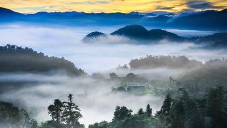 Majestic Misty Mountains at Dawn wallpaper