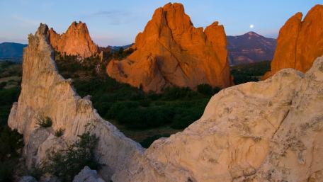 Majestic Mountain Landscape at Dusk wallpaper