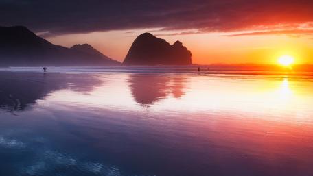 Sunset Serenity Over Tranquil Waters wallpaper