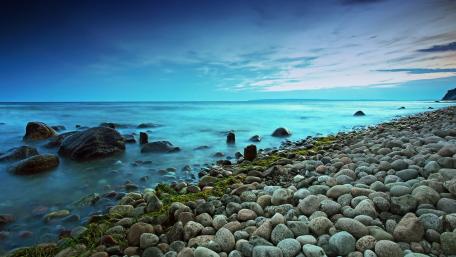 Tranquil Coastal Serenity at Dusk wallpaper