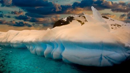 Majestic Icebergs Under Vibrant Skies wallpaper