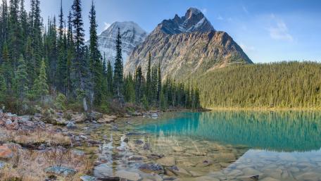 Majestic Mountain Reflections in Serene Waters wallpaper