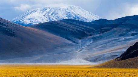 Majestic Mountain Landscape in Vibrant Colors wallpaper