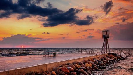 Sunset Serenity at the Water's Edge wallpaper