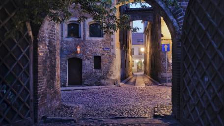 Charming Evening in a Historic City Alleyway wallpaper