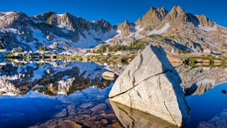 Majestic Reflections in Serene Mountain Landscape wallpaper