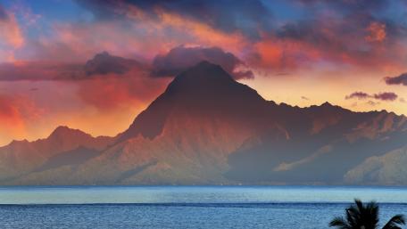 Majestic Mountain at Sunset Over Serene Waters wallpaper