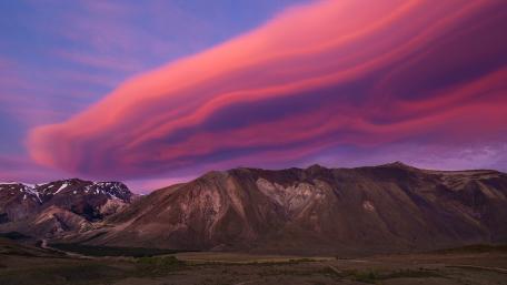 Majestic Sunrise over Mountainous Landscape wallpaper