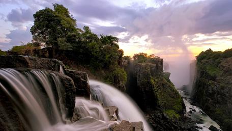 Majestic Waterfall Amidst Lush Greenery wallpaper