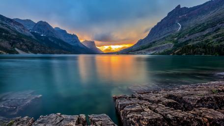 Serene Twilight Over Glacier Lake wallpaper