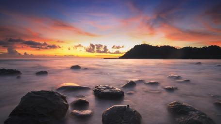 Tranquil Sunset Over Serene Waters wallpaper