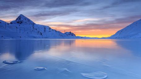 Serene Frozen Lake at Sunrise wallpaper