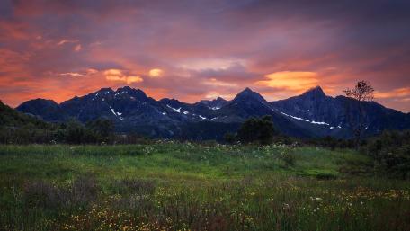 Majestic Mountains Under a Vibrant Sunset wallpaper