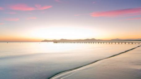 Serene Sunset Over Tranquil Waters wallpaper