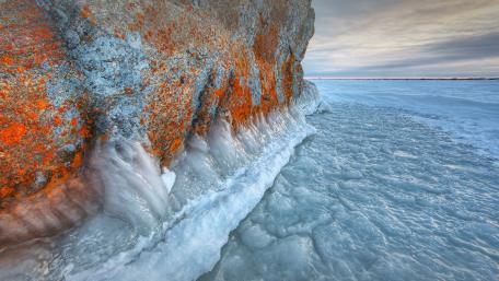 Frozen Serenity on the Shoreline of Nature's Masterpiece wallpaper