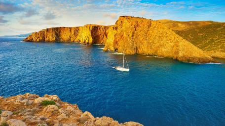 Serene Coastal Beauty at Sunset wallpaper