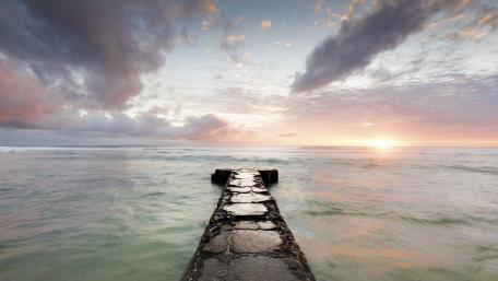 Serene Ocean Sunset Over Tranquil Waves wallpaper