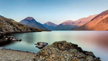 Serene Mountains Reflecting on Tranquil Waters wallpaper