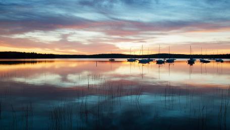 Tranquil Sunset Over Serene Waters wallpaper