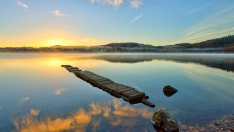 Tranquil Sunrise over Serene Lake Waters wallpaper