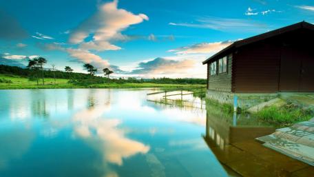 Serene Lakeside Retreat in Nature's Embrace wallpaper