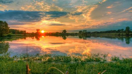 Serene Sunset Over Tranquil Waters wallpaper