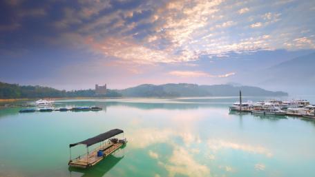Serene Lakeside Reflection at Dawn wallpaper