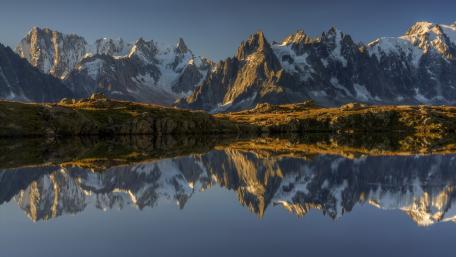 Majestic Mountain Reflections in Serene Waters wallpaper