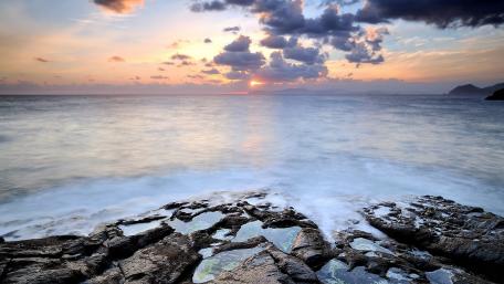 Serene Coastal Sunset View wallpaper