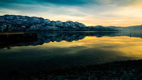 Serene Mountain Reflection on Tranquil Waters wallpaper