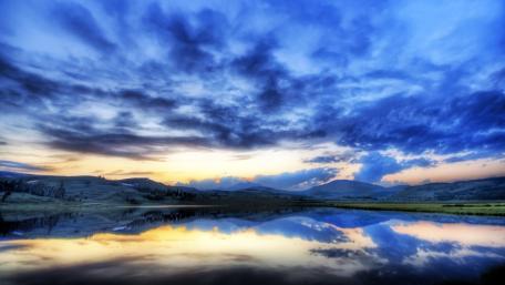 Serene Reflections of Twilight Sky Over Calm Water wallpaper