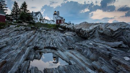 Serene Coastal Lighthouse at Dusk wallpaper