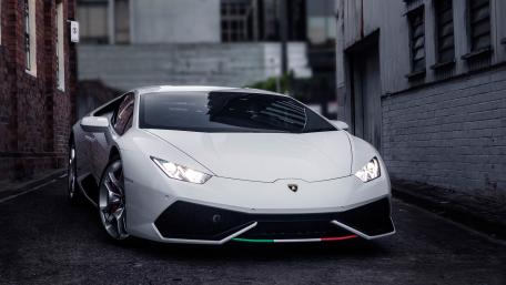 Sleek Lamborghini in Urban Setting wallpaper