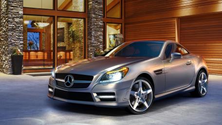 Sleek Silver Mercedes in Modern Architecture Gallery wallpaper