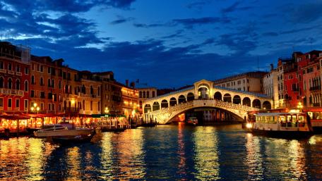 Serenity at Twilight in Venice wallpaper