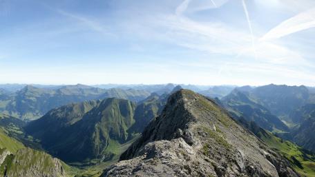 Breathtaking Mountain Panorama for Nature Lovers wallpaper