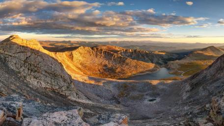 Majestic Mountain Landscape at Sunset wallpaper