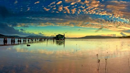 Serene Lake Reflection at Sunset wallpaper