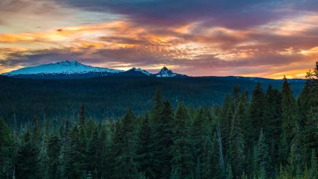 Majestic Sunset Over Mountain Peaks wallpaper