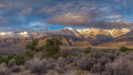 Majestic Mountain Landscape at Dusk wallpaper